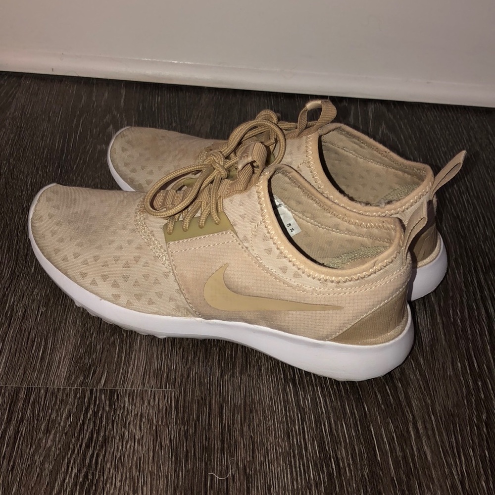 Women’s Nike tennis shoes